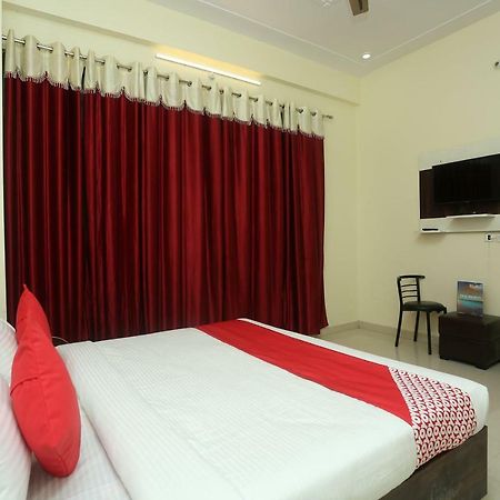 Oyo 16995 Sr Blessings Hotel Chinhat Екстериор снимка