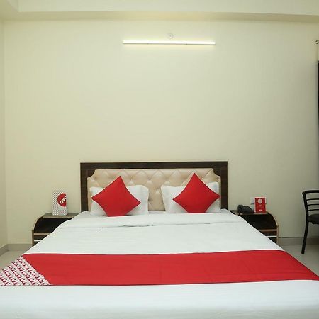 Oyo 16995 Sr Blessings Hotel Chinhat Екстериор снимка
