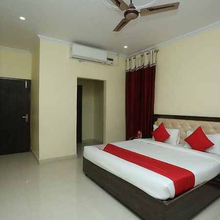 Oyo 16995 Sr Blessings Hotel Chinhat Екстериор снимка