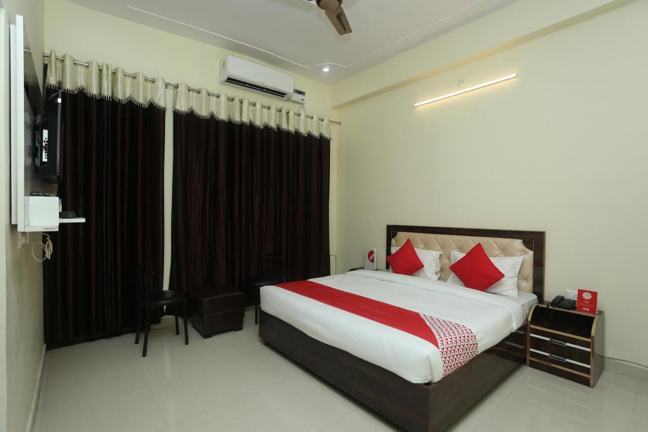 Oyo 16995 Sr Blessings Hotel Chinhat Екстериор снимка