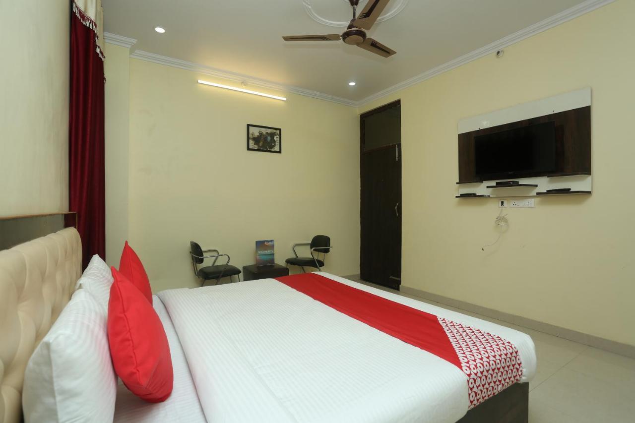 Oyo 16995 Sr Blessings Hotel Chinhat Екстериор снимка