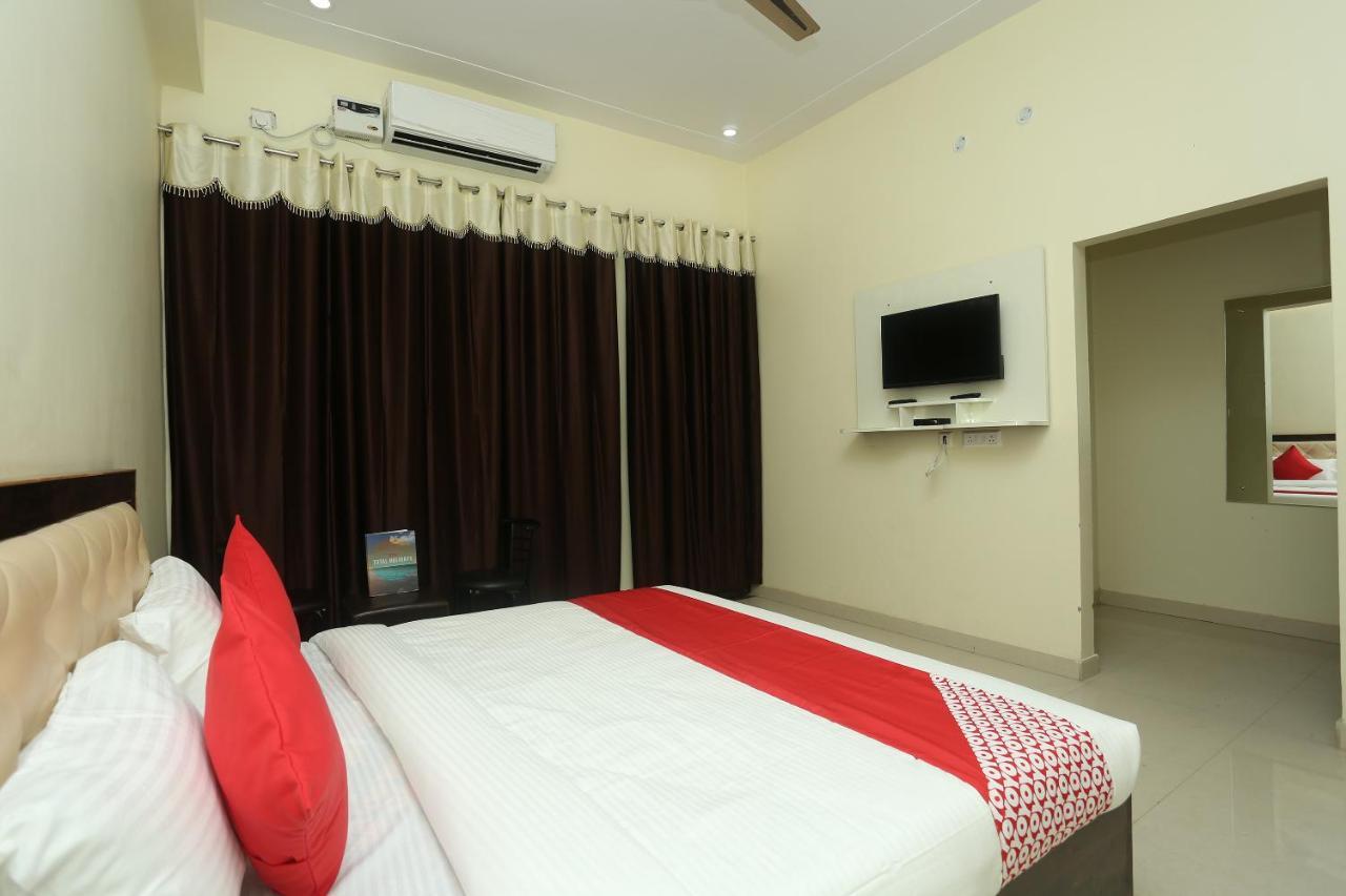 Oyo 16995 Sr Blessings Hotel Chinhat Екстериор снимка