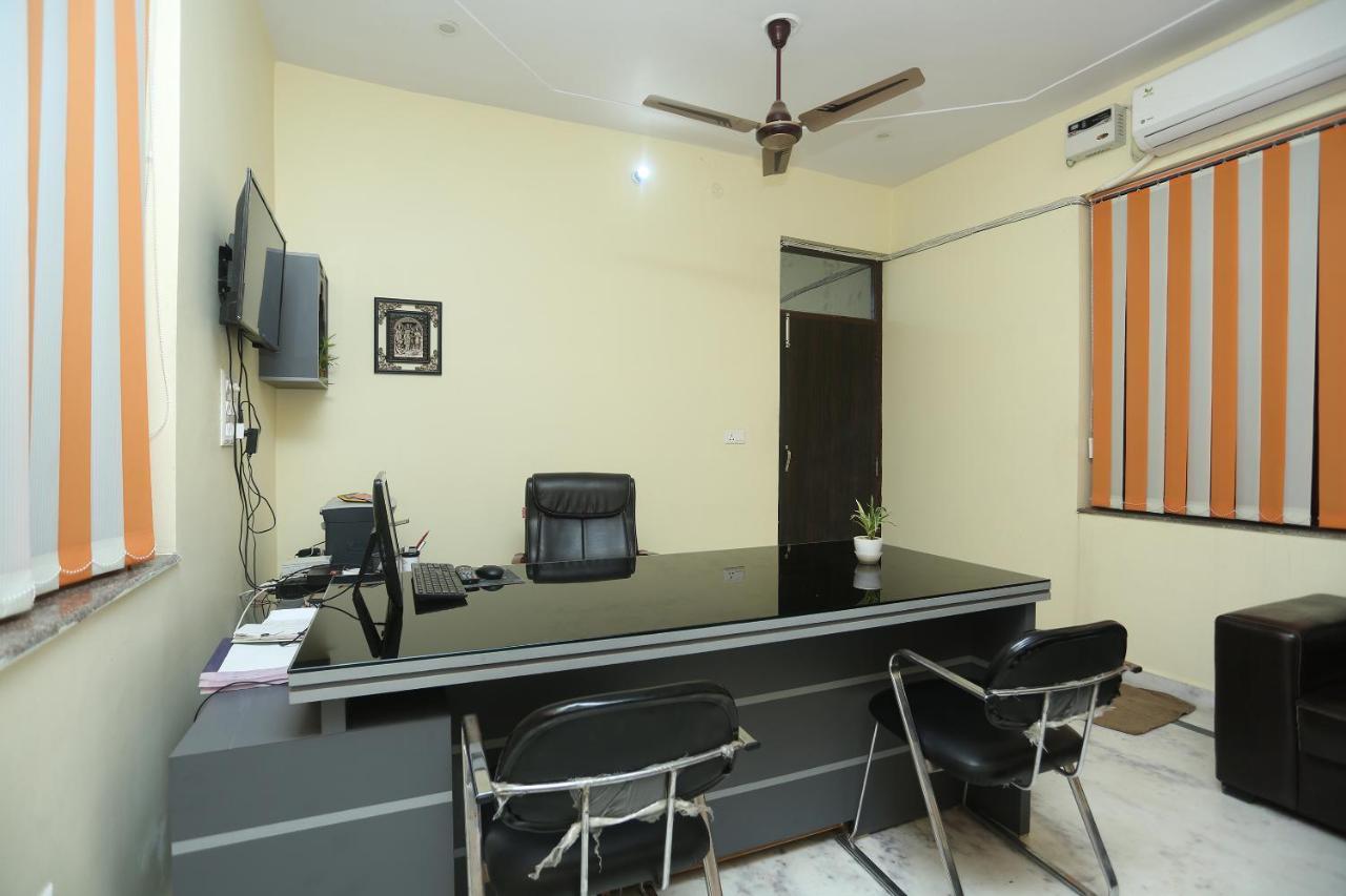 Oyo 16995 Sr Blessings Hotel Chinhat Екстериор снимка