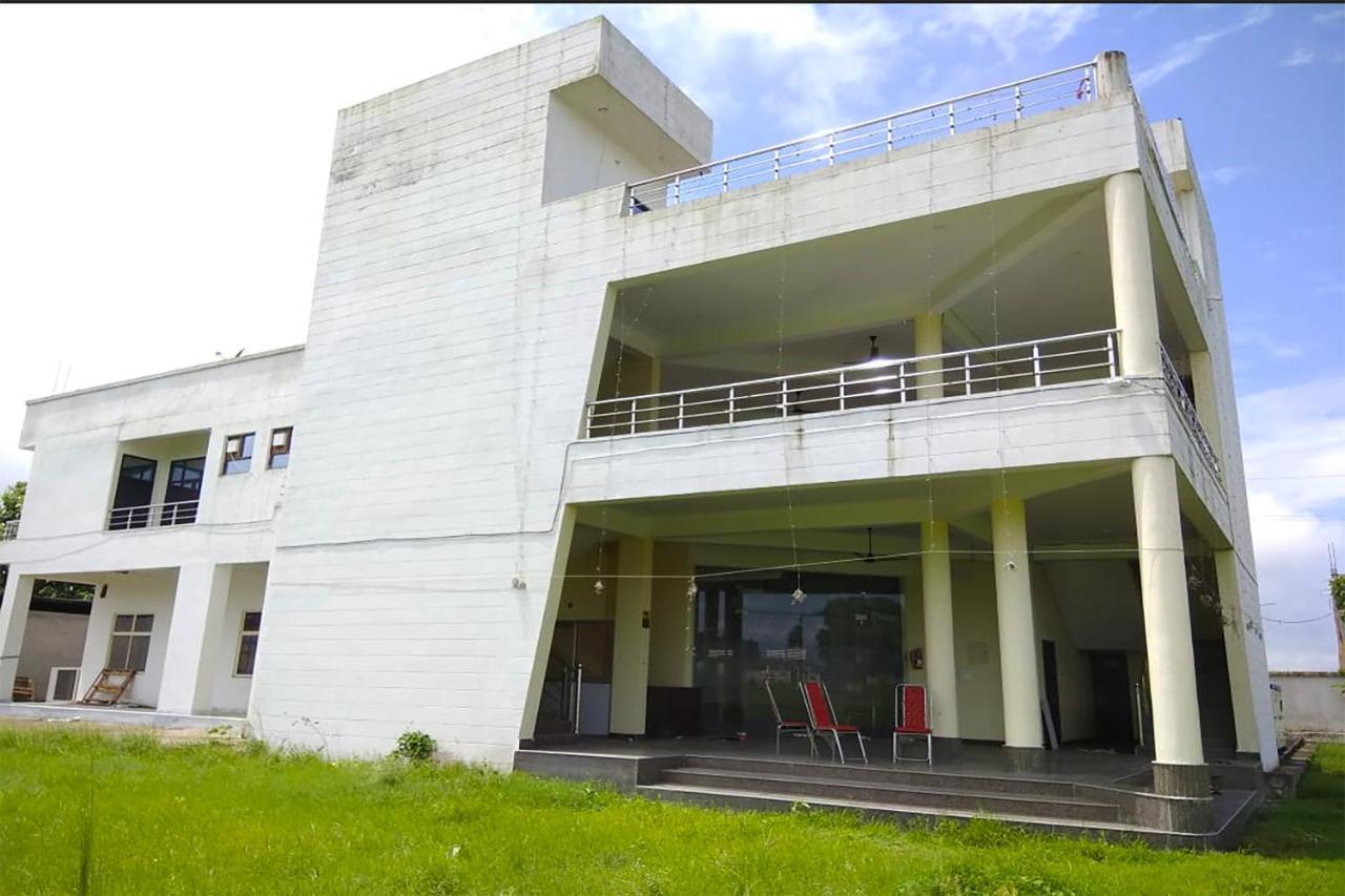 Oyo 16995 Sr Blessings Hotel Chinhat Екстериор снимка