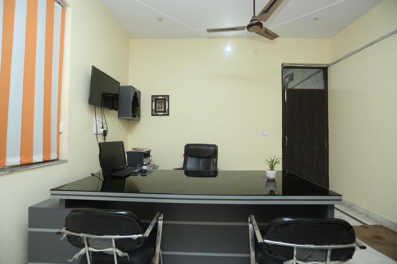 Oyo 16995 Sr Blessings Hotel Chinhat Екстериор снимка