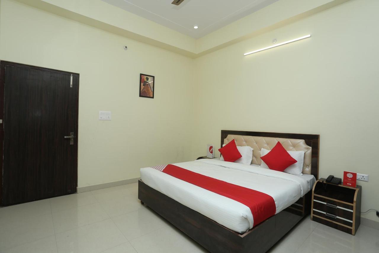 Oyo 16995 Sr Blessings Hotel Chinhat Екстериор снимка