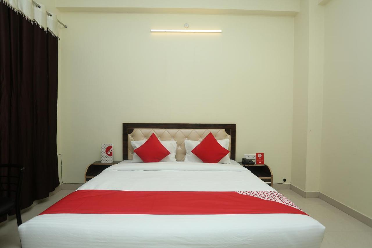 Oyo 16995 Sr Blessings Hotel Chinhat Екстериор снимка