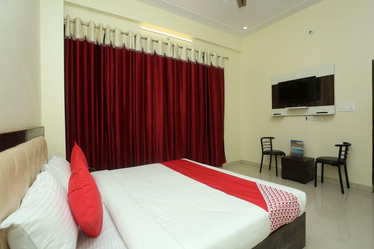 Oyo 16995 Sr Blessings Hotel Chinhat Екстериор снимка