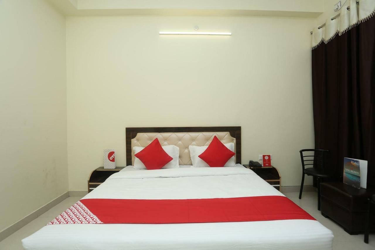 Oyo 16995 Sr Blessings Hotel Chinhat Екстериор снимка