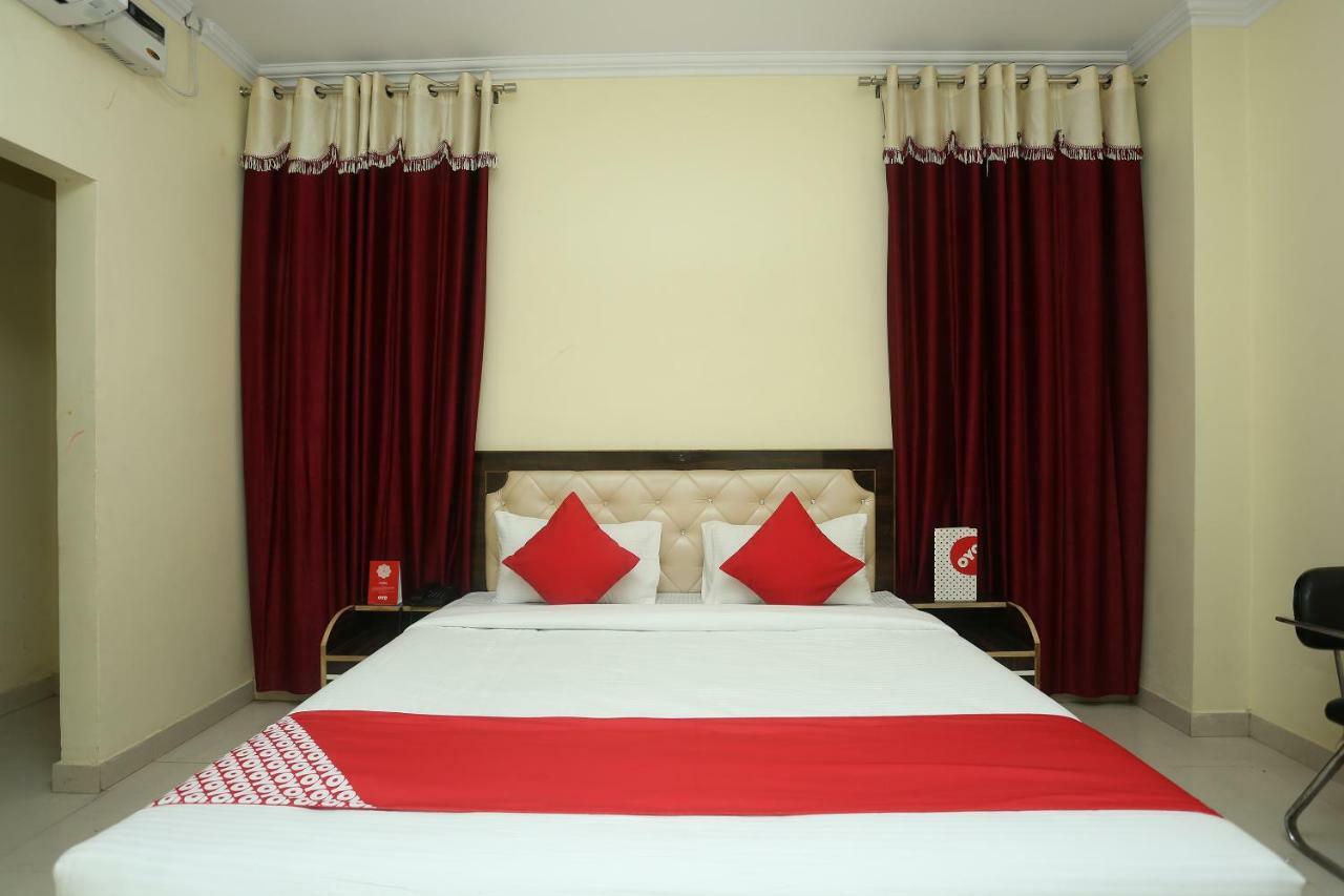 Oyo 16995 Sr Blessings Hotel Chinhat Екстериор снимка