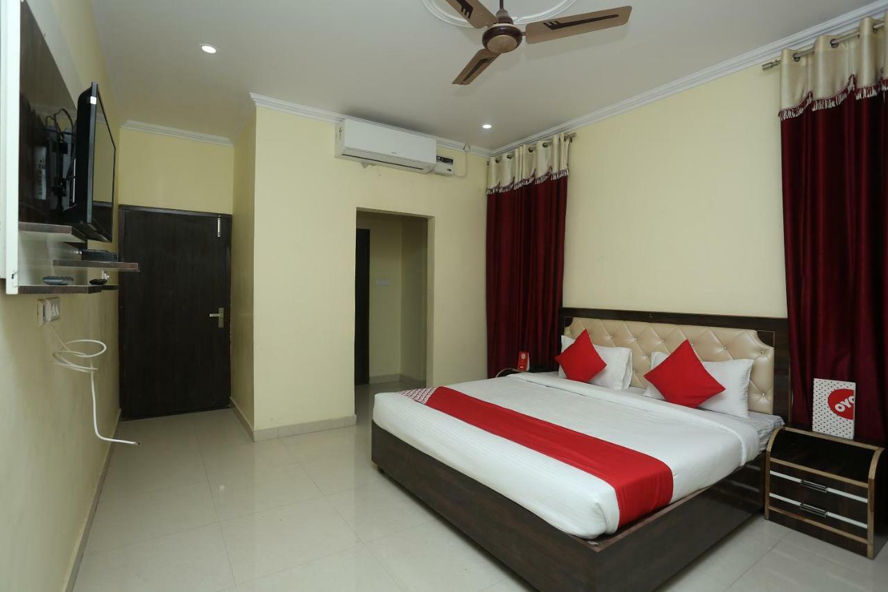 Oyo 16995 Sr Blessings Hotel Chinhat Екстериор снимка