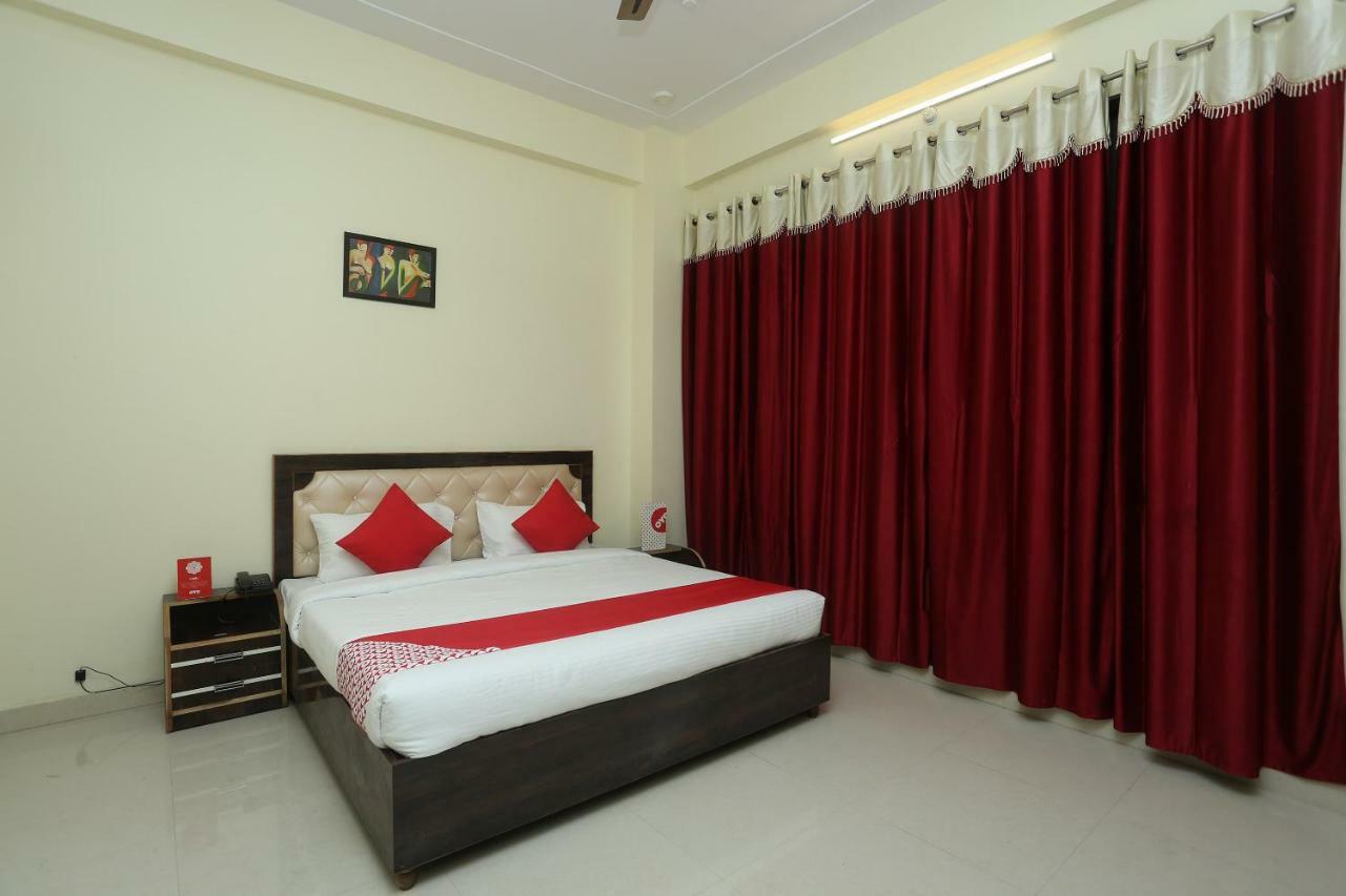 Oyo 16995 Sr Blessings Hotel Chinhat Екстериор снимка